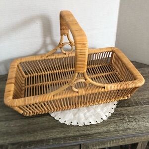 Vtg Boho Wicker Basket with Handle